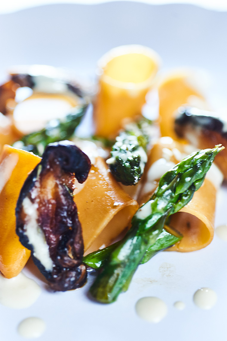 pasta di legumi con shitake e asparagi