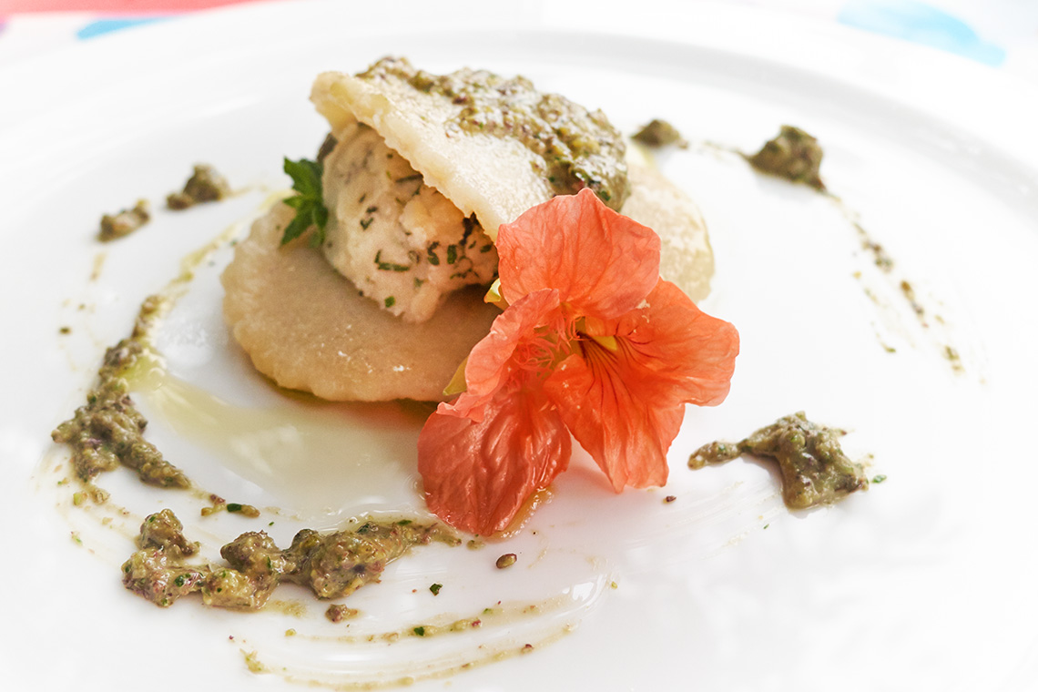 raviolo aperto alle erbe su pesto di menta e pistacchi