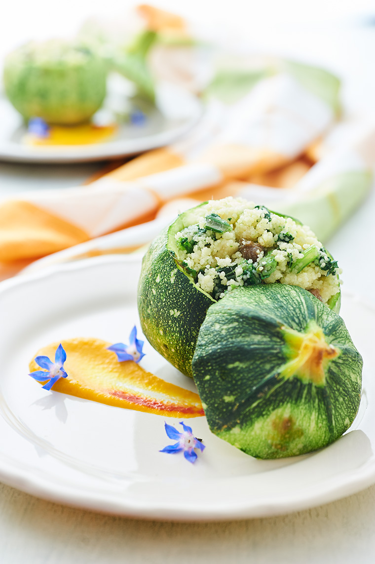 zucchina ripiena con couscous e borragine