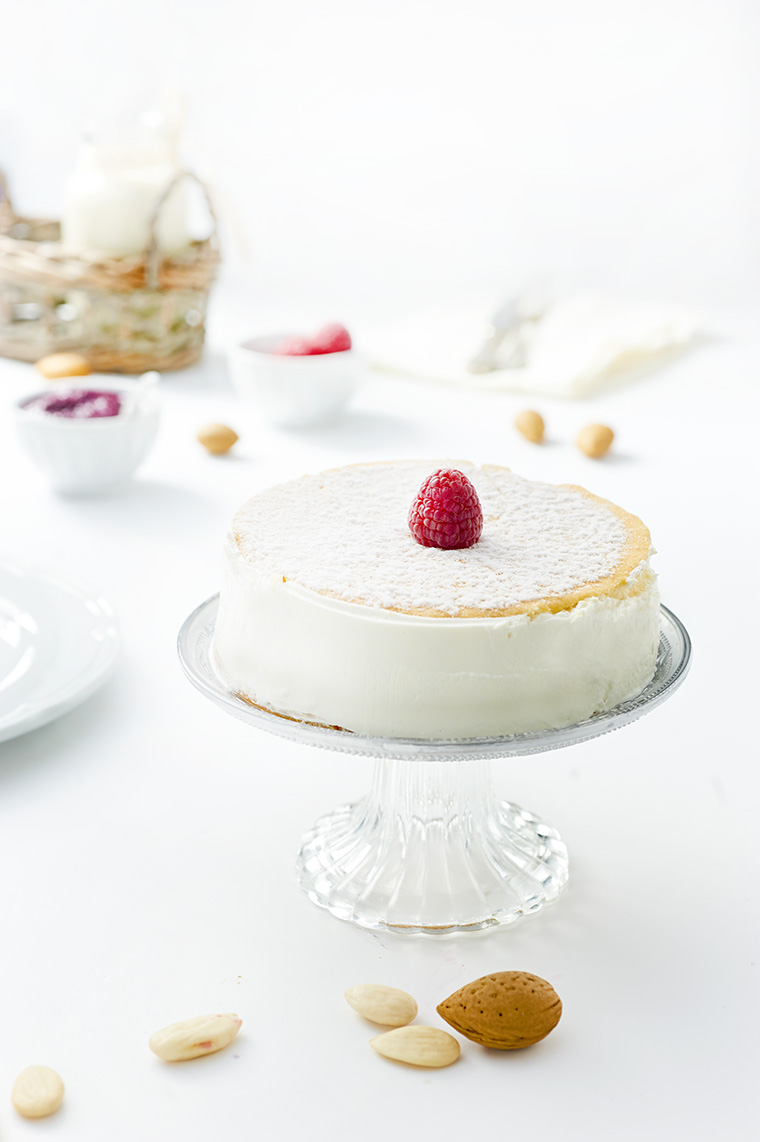 torta fredda alle mandorle e lamponi