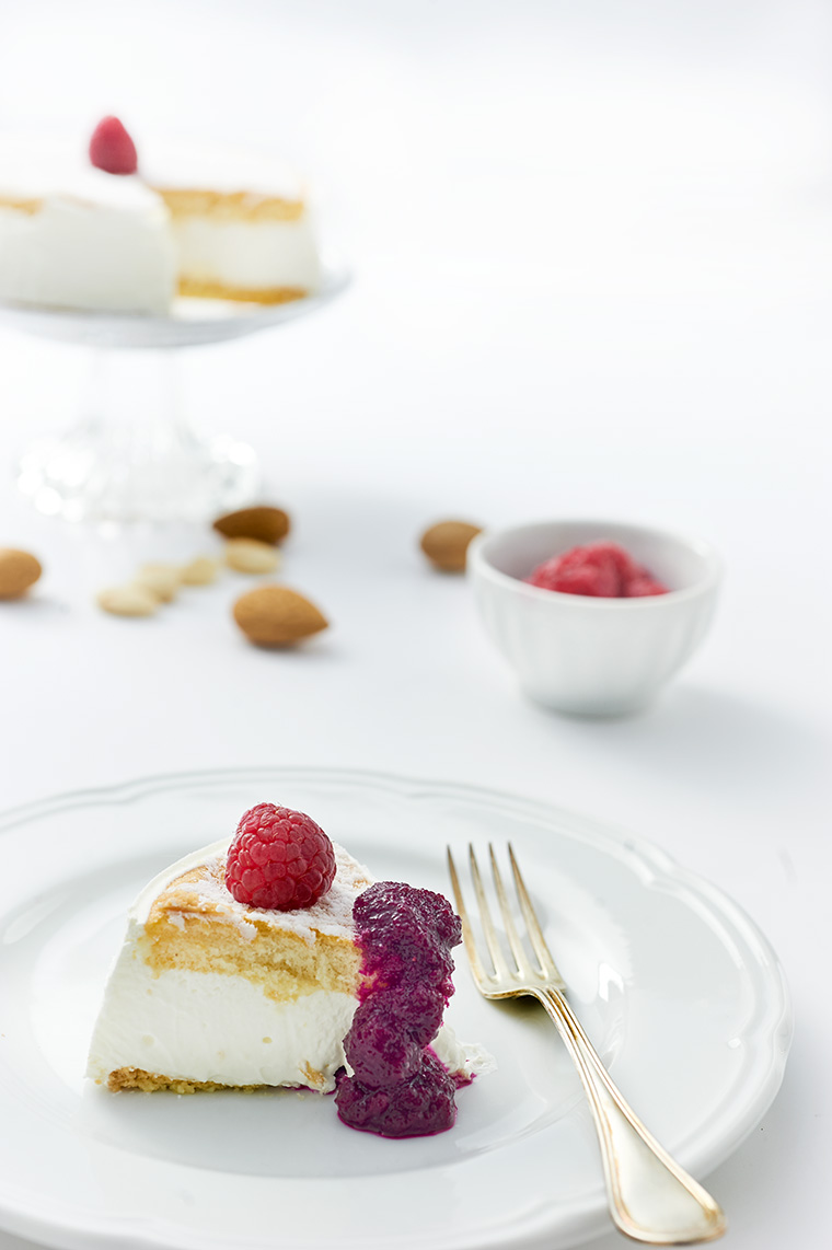 torta fredda alle mandorle e lamponi