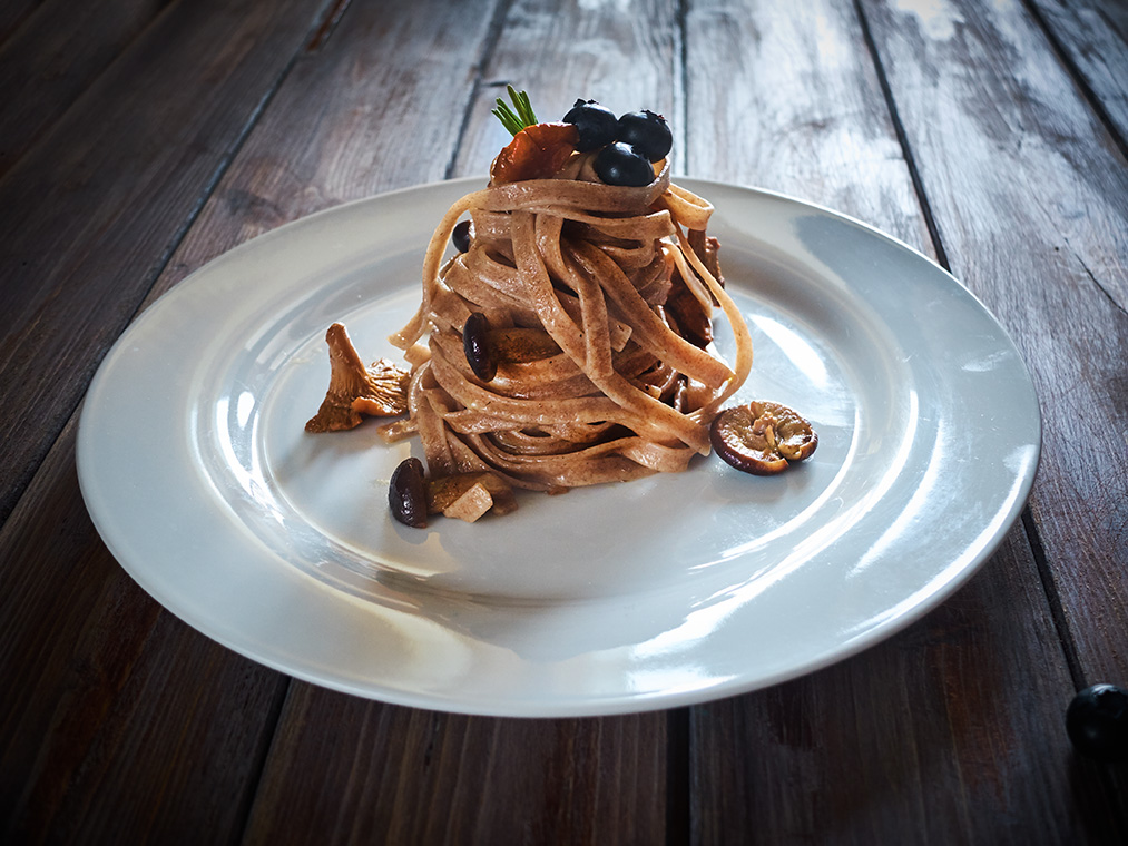 tagliatelle di farro ai funghi, mirtilli e rosmarino