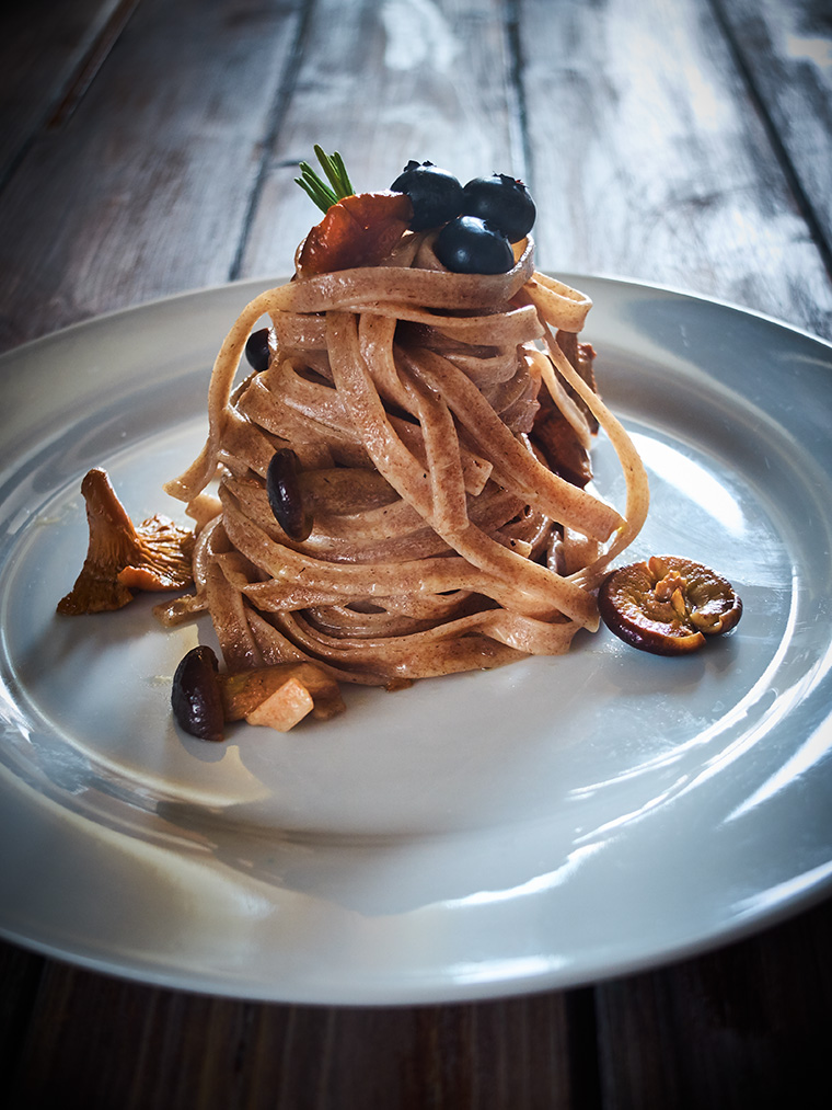 tagliatelle di farro ai funghi, mirtilli e rosmarino