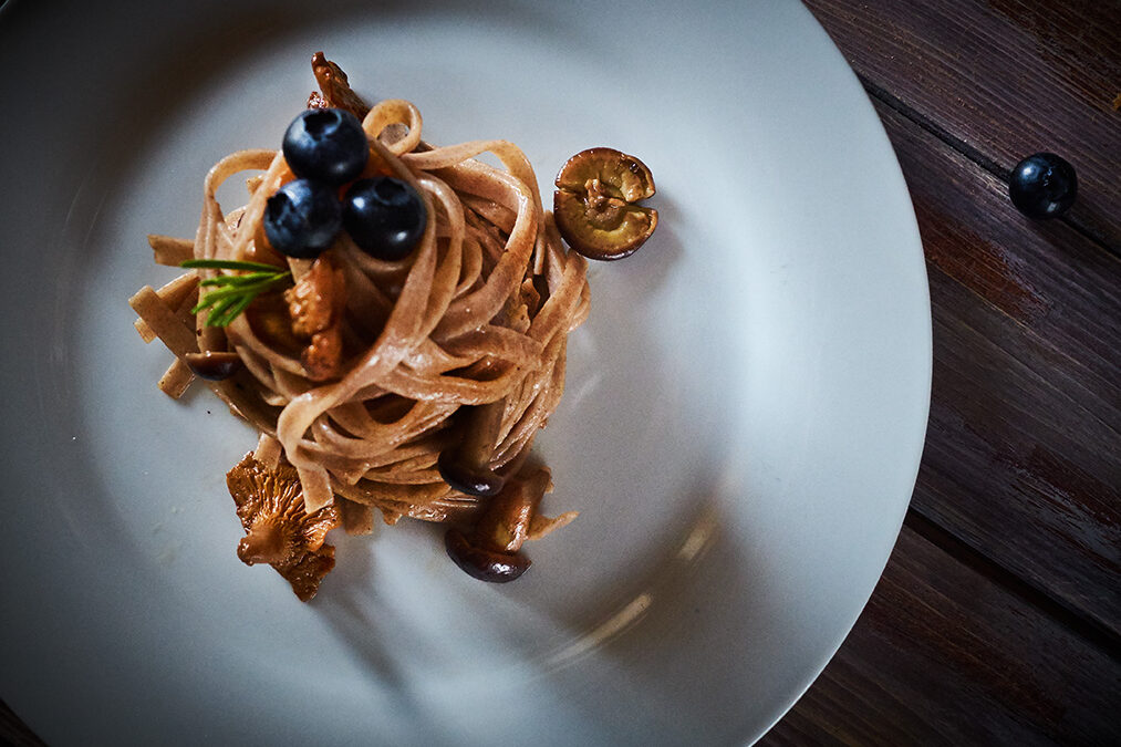 tagliatelle di farro ai funghi, mirtilli e rosmarino