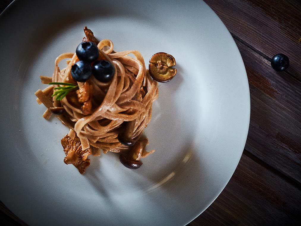 tagliatelle di farro ai funghi, mirtilli e rosmarino