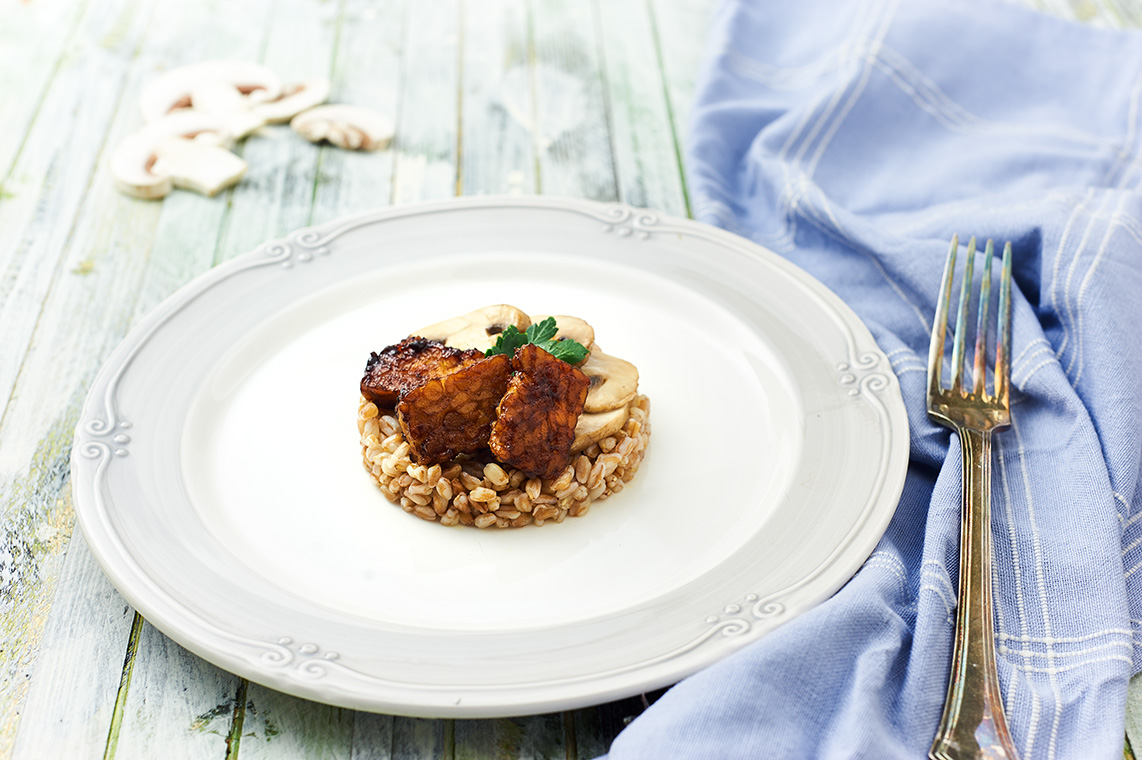 tempeh marinato ai funghi con farro