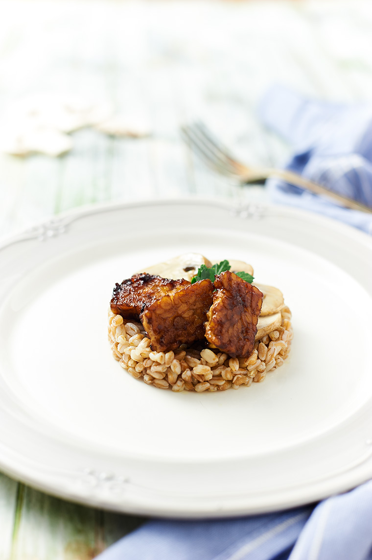tempeh marinato ai funghi con farro