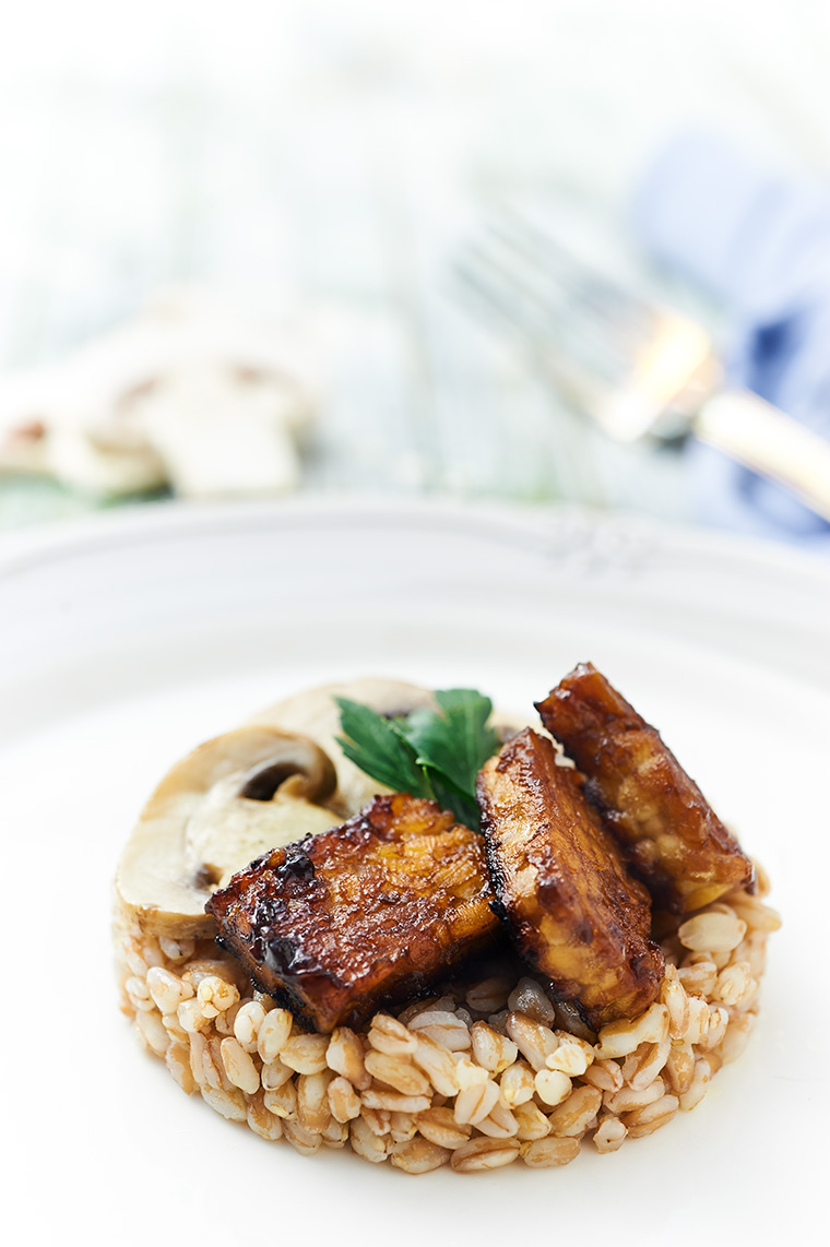 tempeh marinato ai funghi con farro