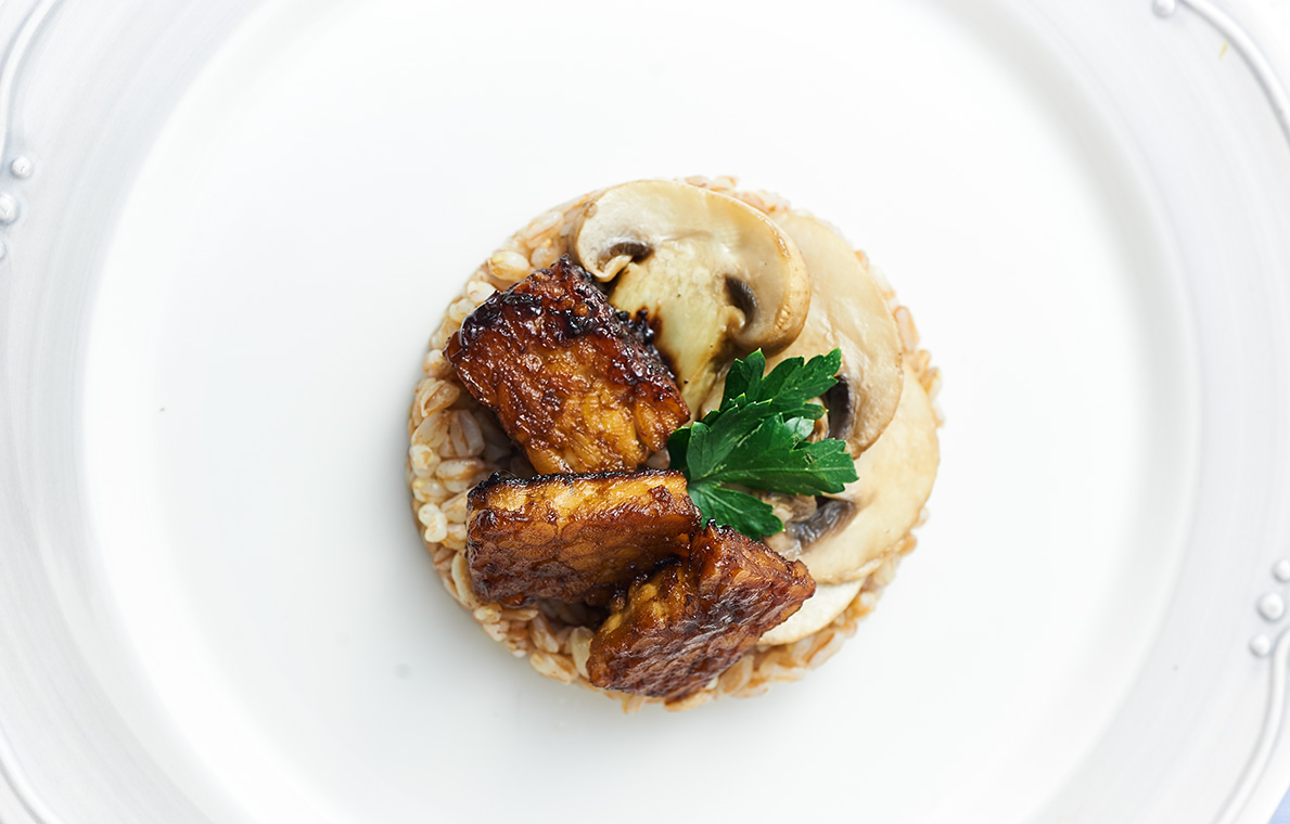 tempeh marinato ai funghi con farro