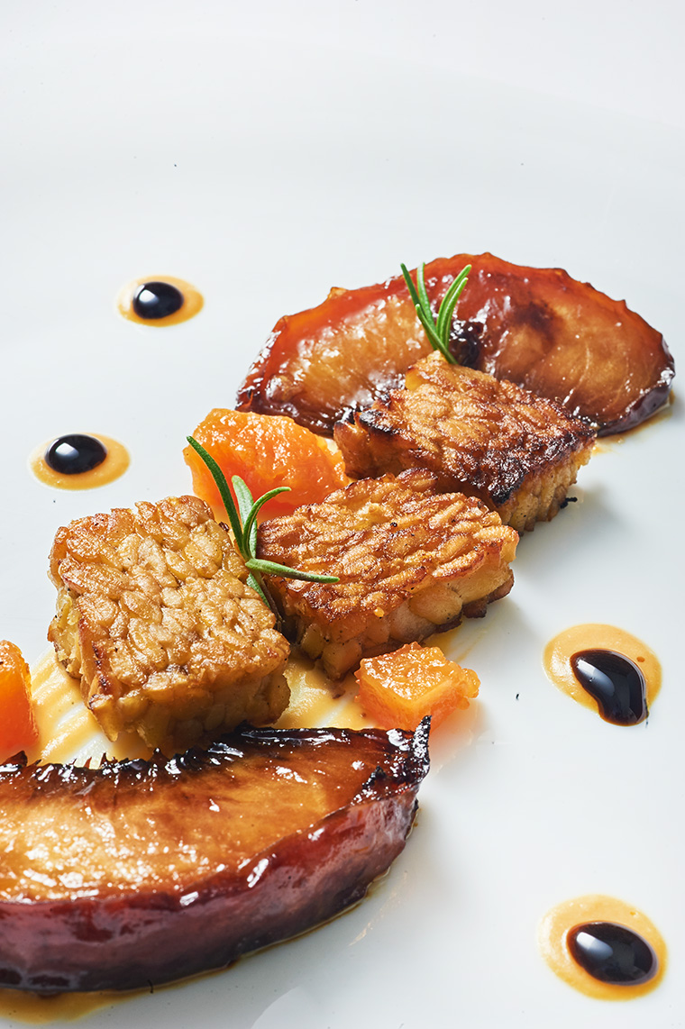 tempeh con zucca e pesche al vino