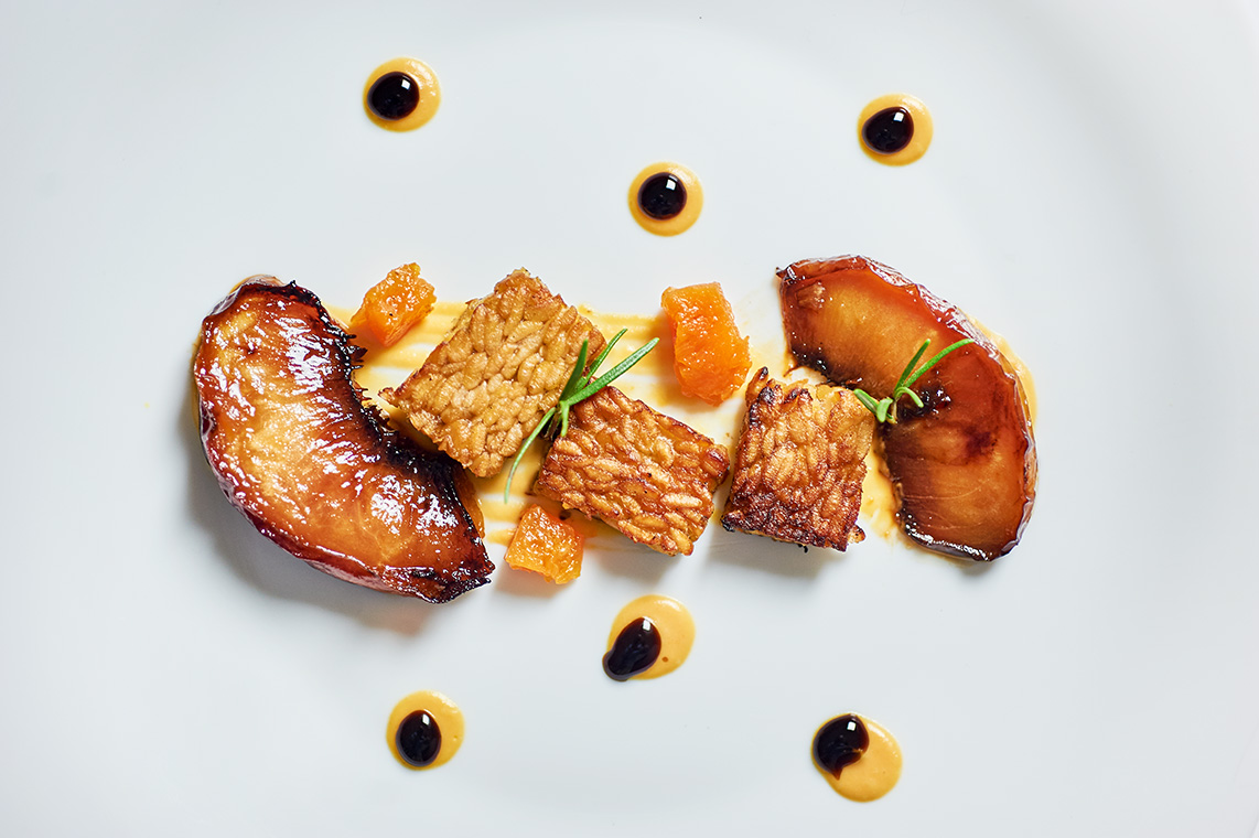 tempeh con zucca e pesche al vino
