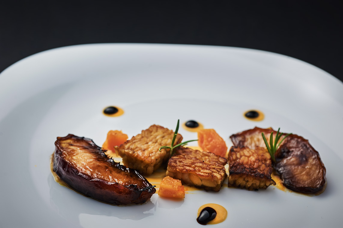 tempeh con zucca e pesche al vino