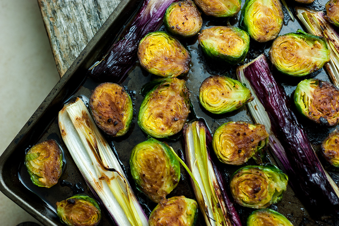 cavoletti di Brusselles e cipollotti con salsa di miso e balsamico