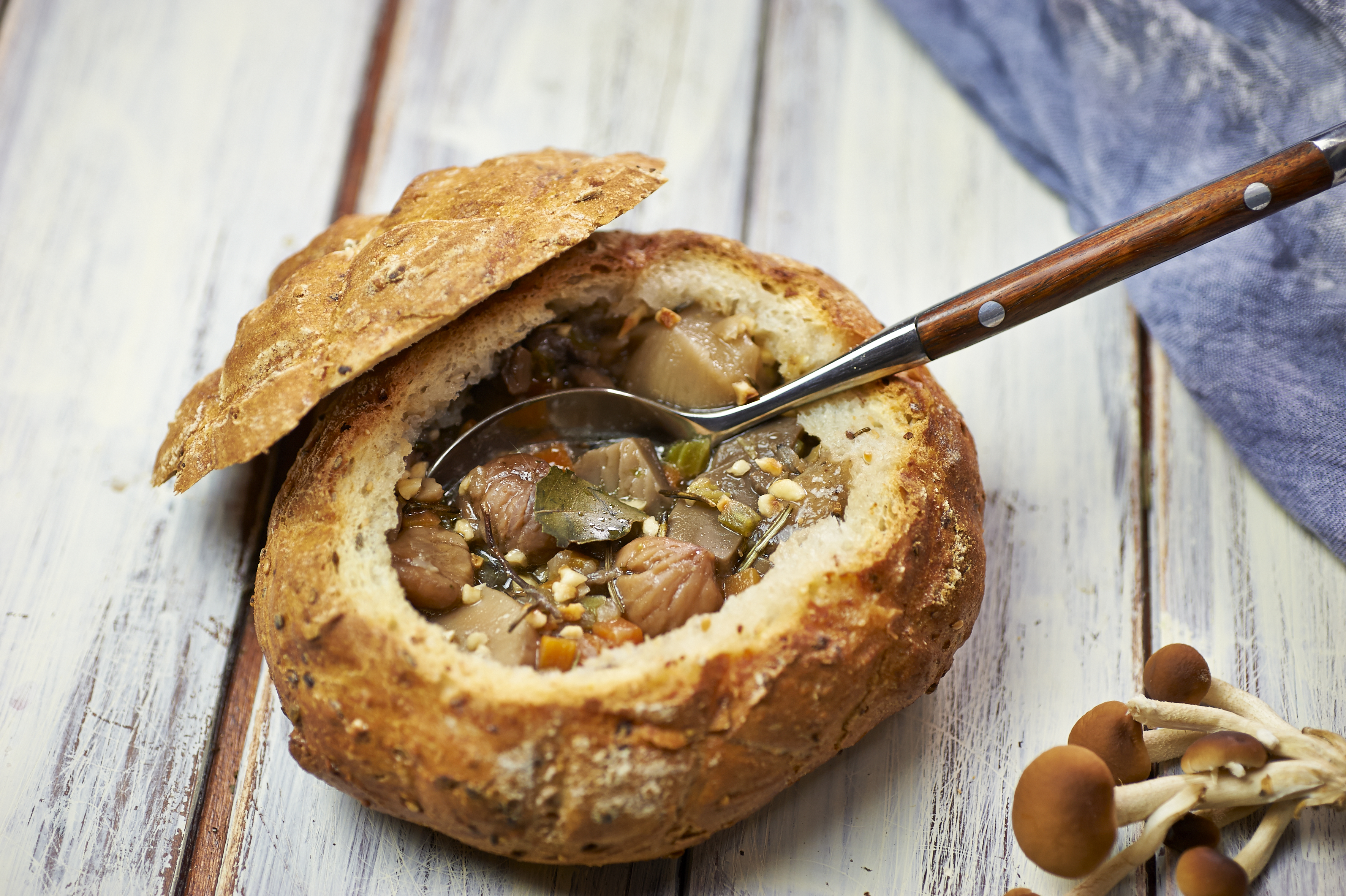 zuooa di funghi e castagne nel pane