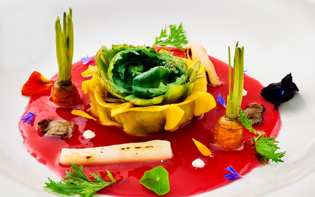 ho visto un re – raviolo aperto al carciofo con brodo leggero di ibiscus piccante, verdure croccanti e tartufo