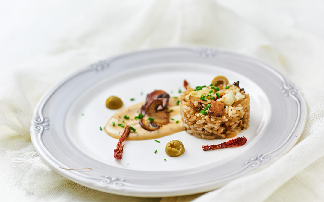 riso integrale con cavolfiore e funghi arrosto e salsa tahina