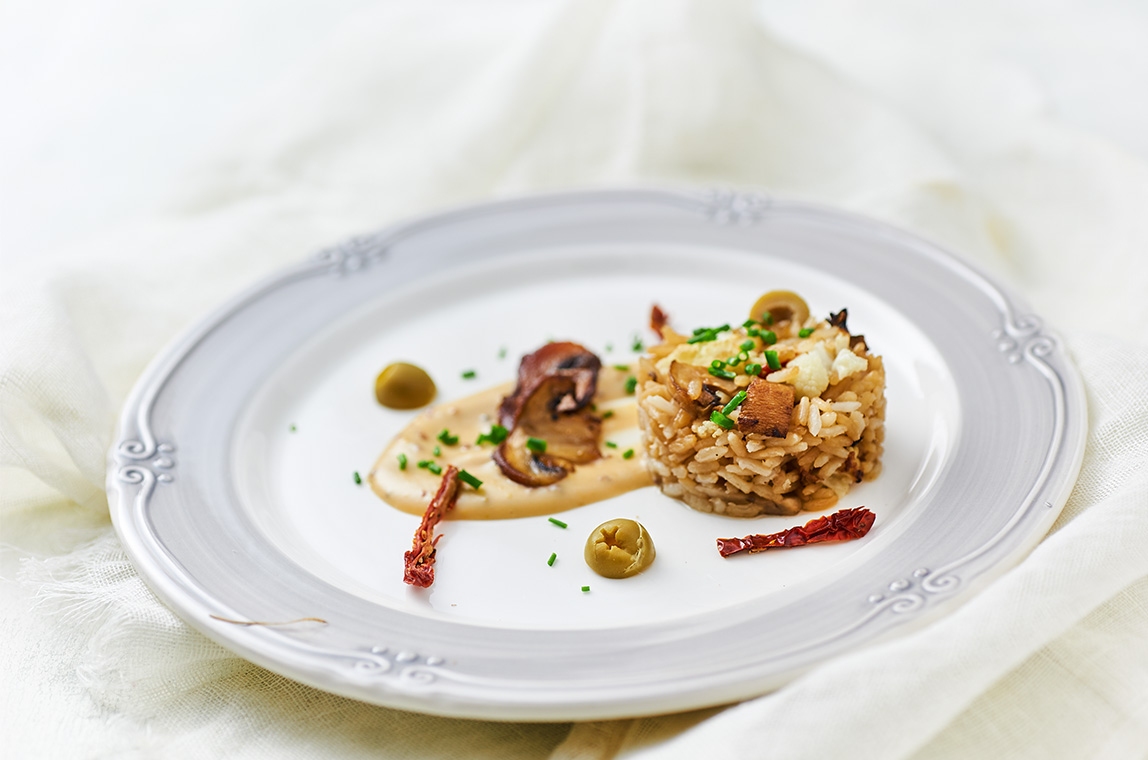 riso integrale con cavolfiore e funghi arrosto e salsa tahina