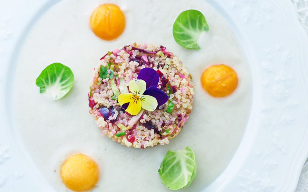 quinoa con cavoletti e cavolo rosso su vellutata di topinambur e parsimon