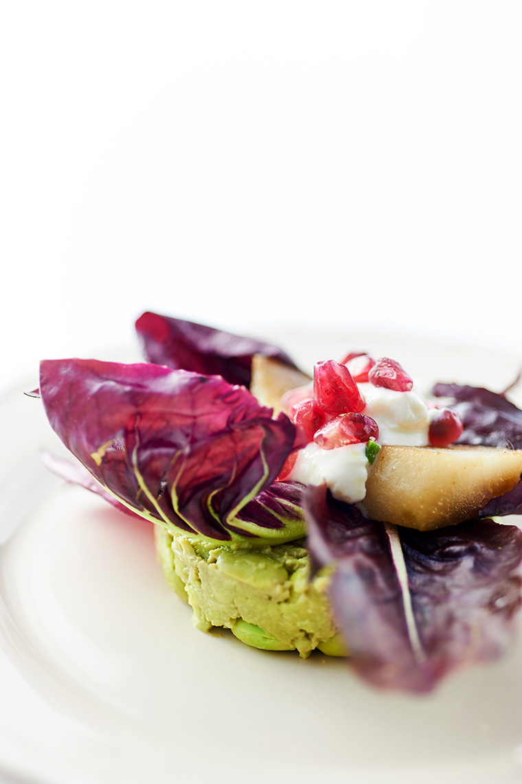 torretta di edamame con pere arrostite, cicorino selvatico e crema di yogurt