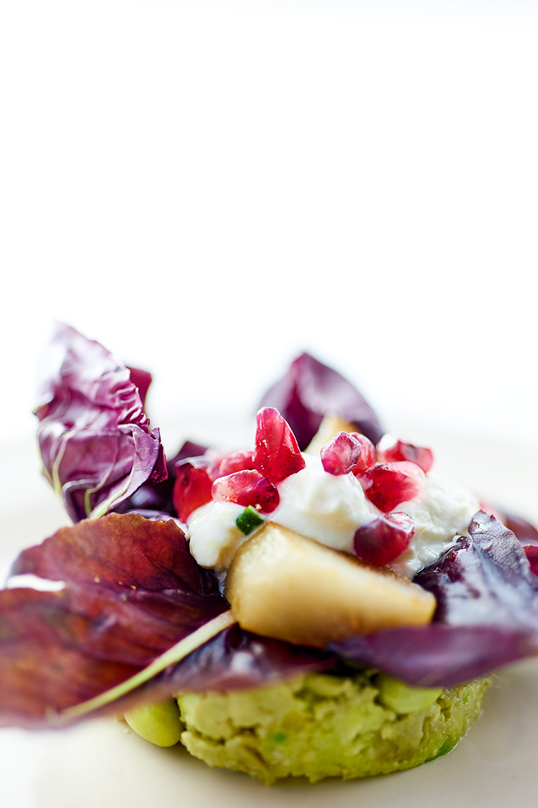 torretta di edamame con pere arrostite, cicorino selvatico e crema di yogurt