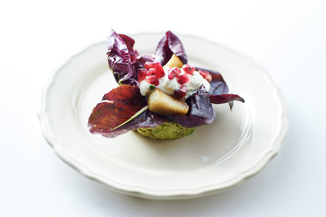 torretta di edamame con pere arrostite, cicorino selvatico e crema di yogurt