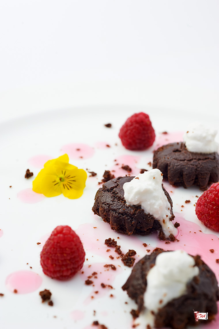 Muffin al cacao e miglio con riduzione al moscato alle rose