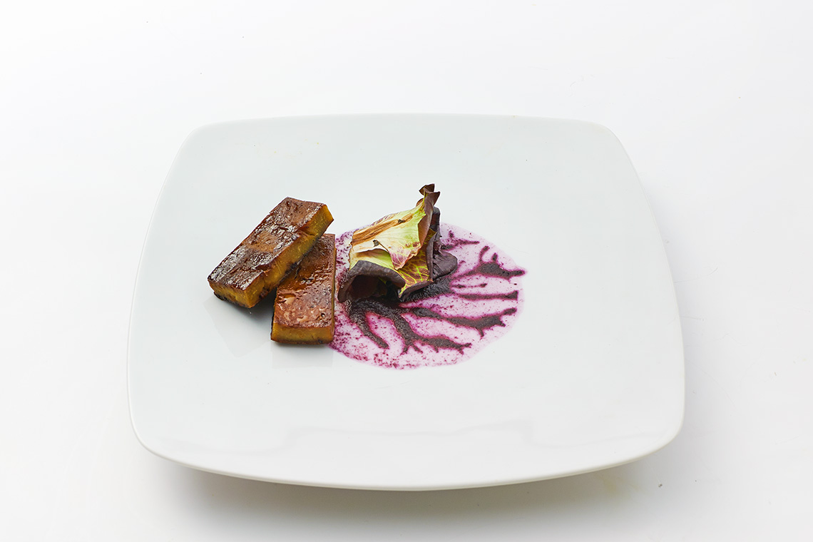 seitan al tamarindo, crema di cavolo rosso e radicchio