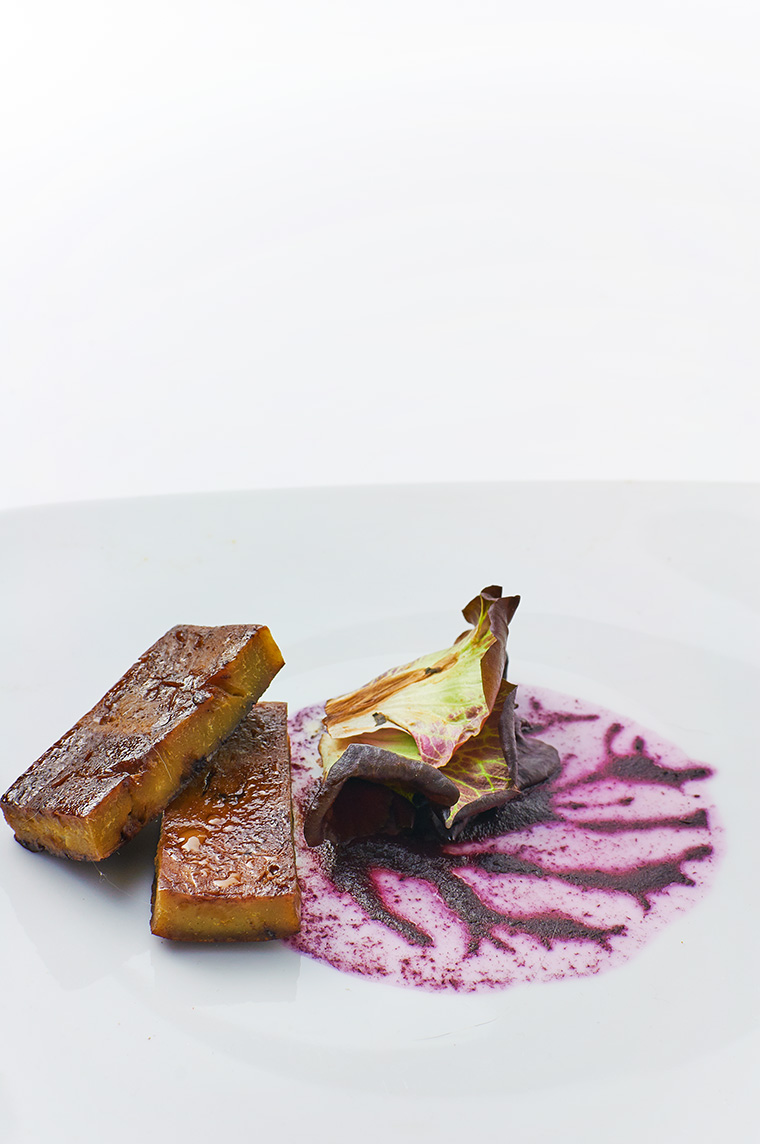 seitan al tamarindo, crema di cavolo rosso e radicchio