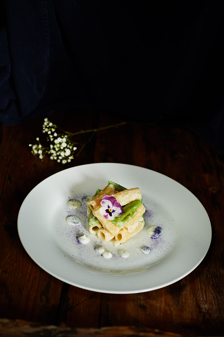 rigatoni fumè con taccole e nespole