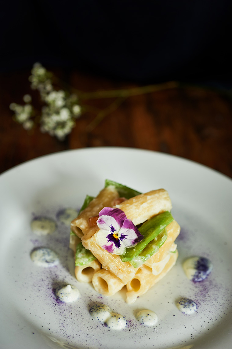 rigatoni fumè con taccole e nespole