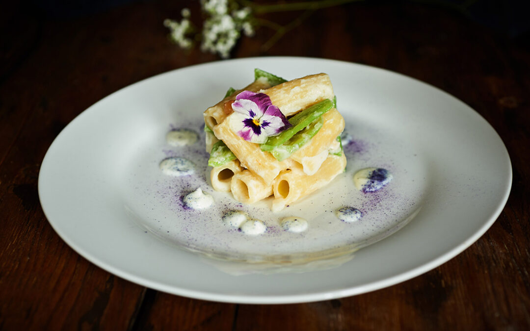 rigatoni fumè con taccole e nespole