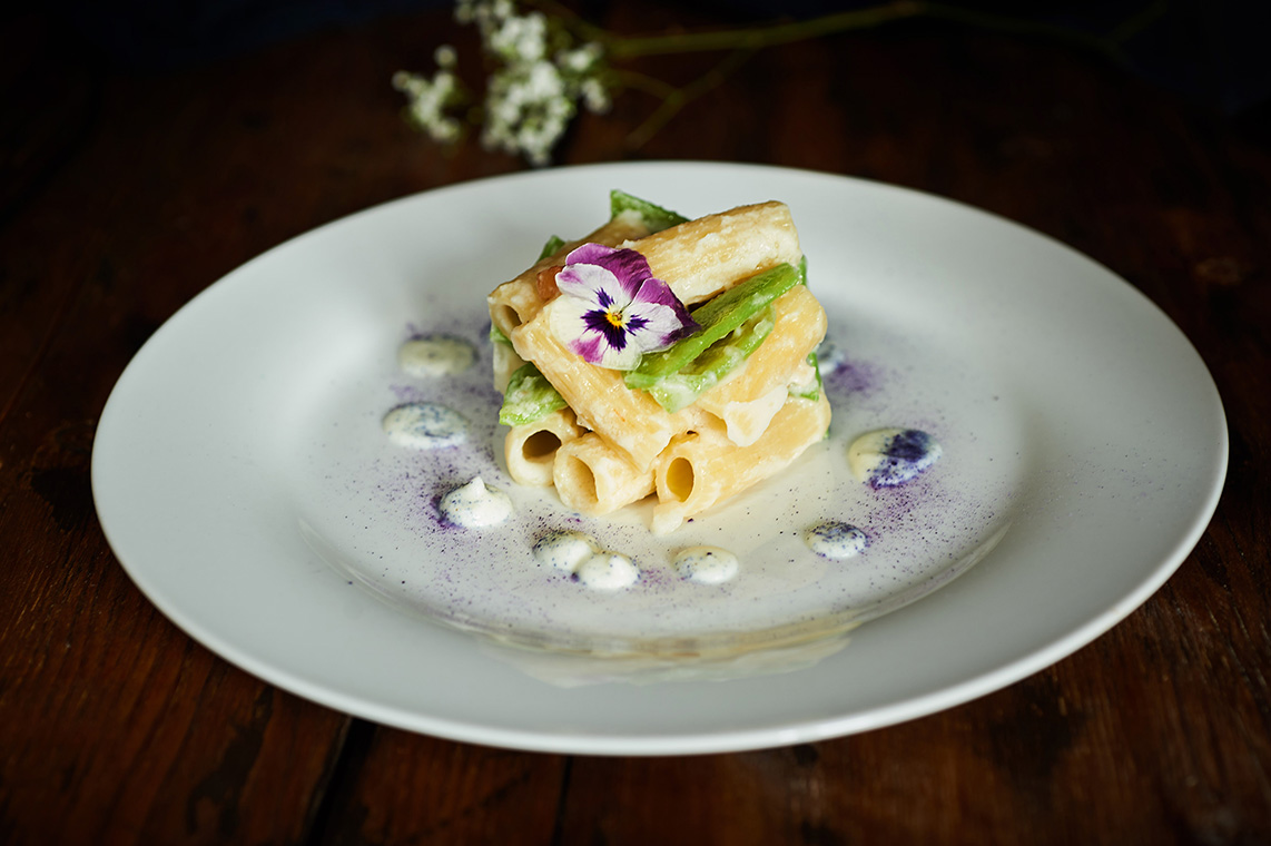 rigatoni fumè con taccole e nespole
