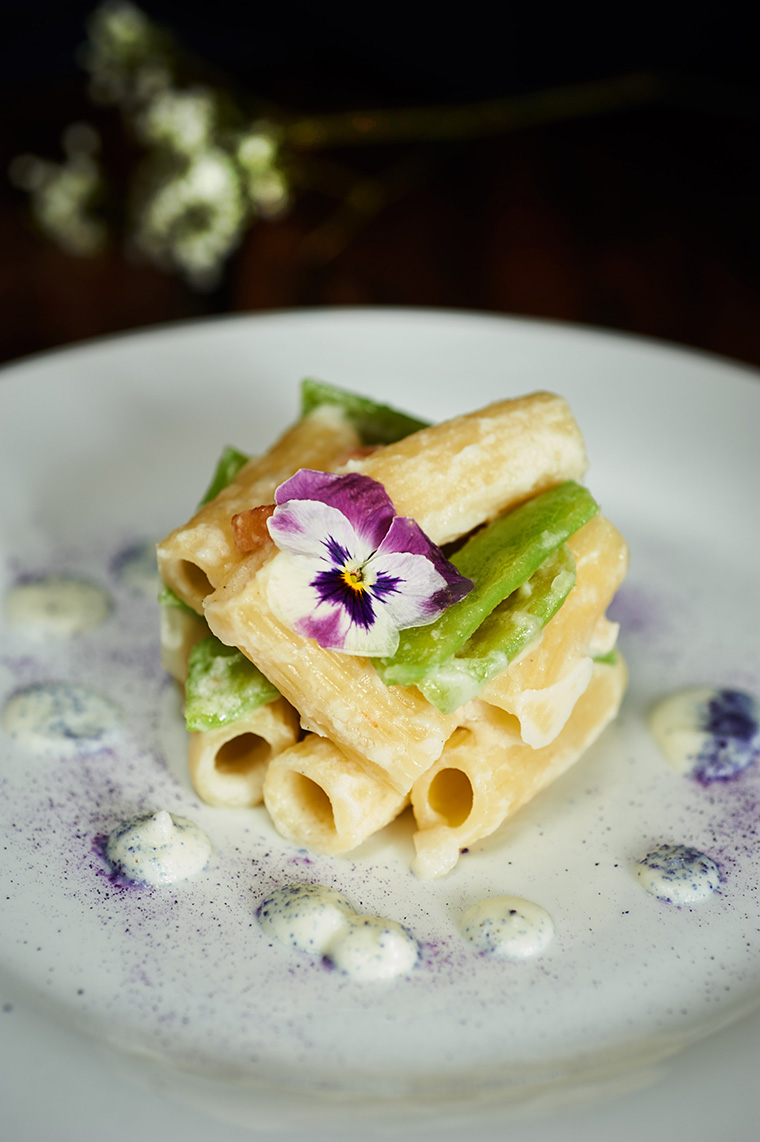 rigatoni fumè con taccole e nespole