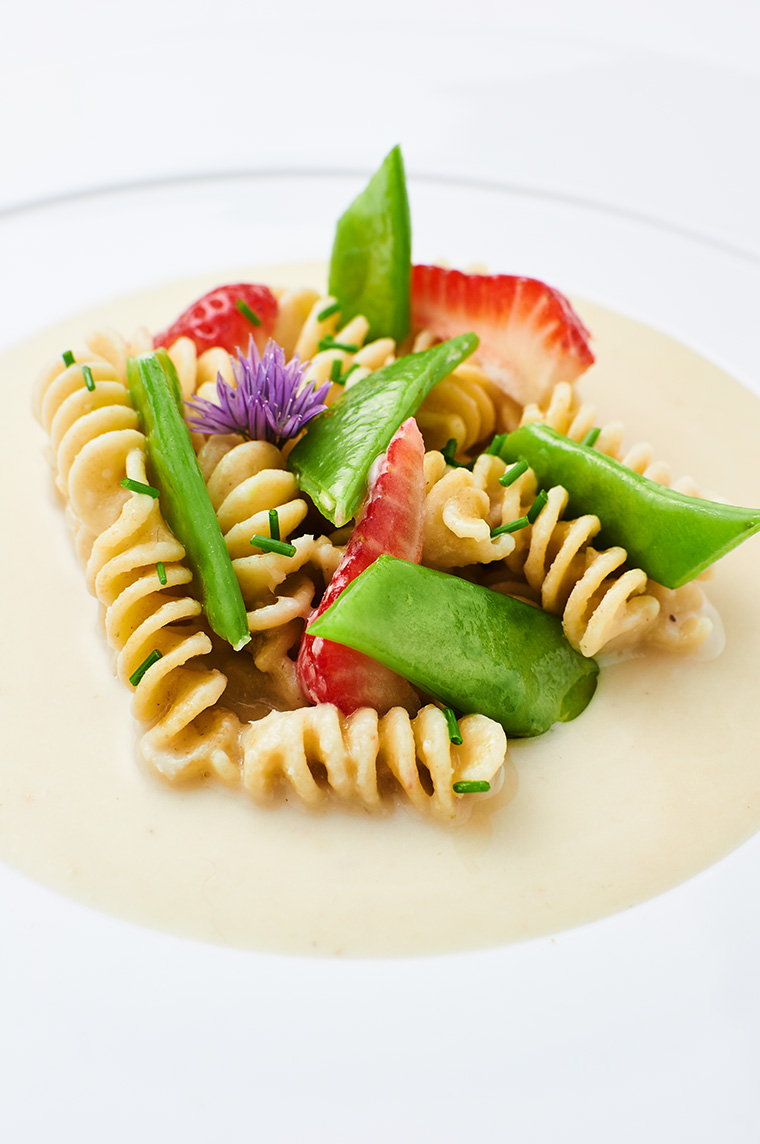 fusilli ai cannellini affumicati, taccole e fragole