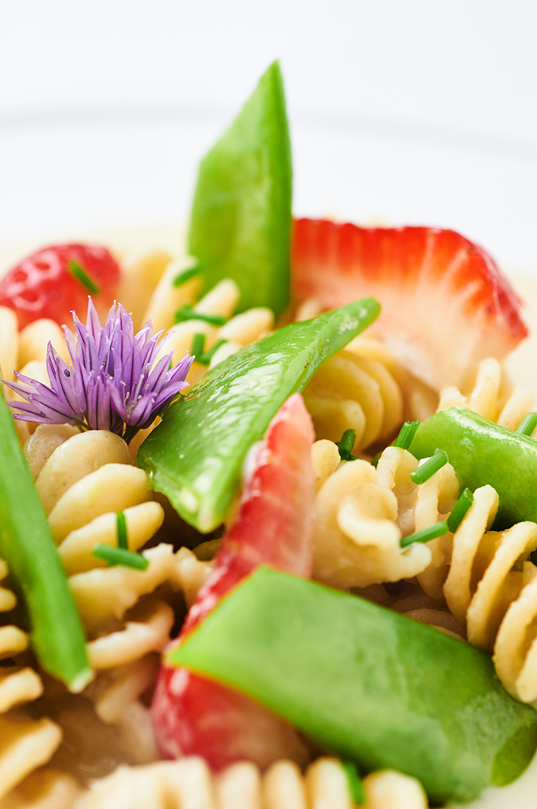 fusilli ai cannellini affumicati, taccole e fragole