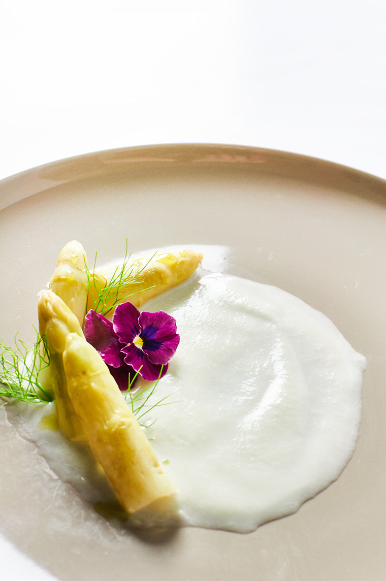 in bianco - crema di mandrole e asparagi bianchi