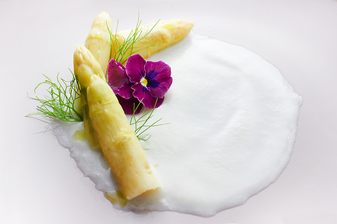in bianco - crema di mandrole e asparagi bianchi