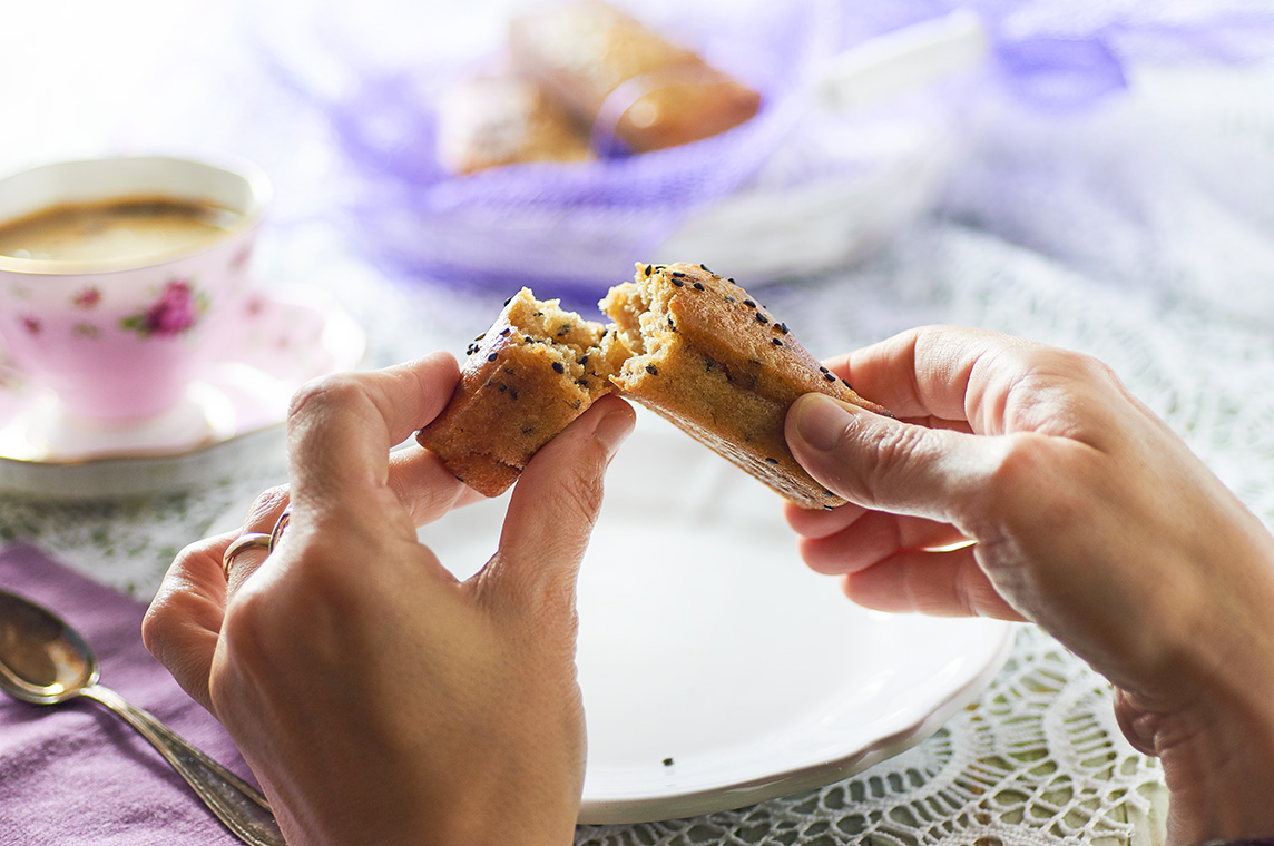 plumcake al limone e sesamo nero