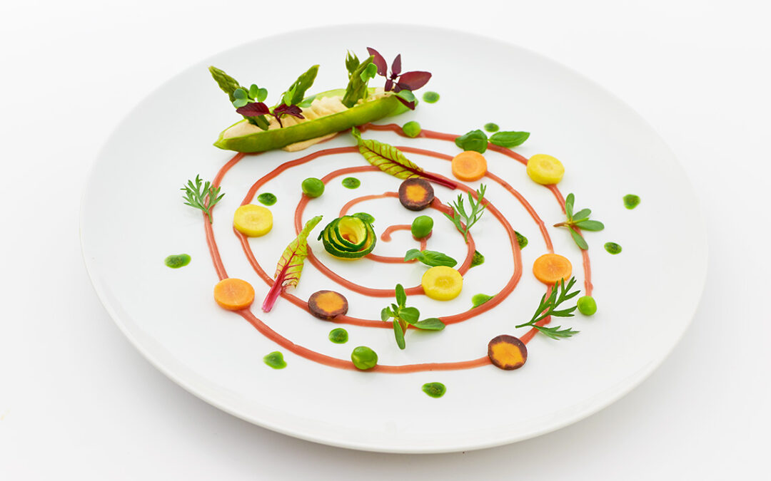 due passi nell’orto – bacelli ripieni su salsa di carote con verdure ed erbe dell’orto