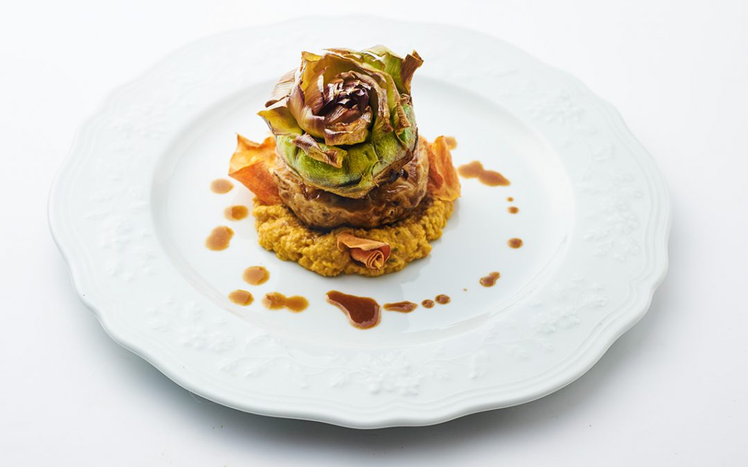 Arrosto di sedano rapa su crema di fave e carciofo alla giudia