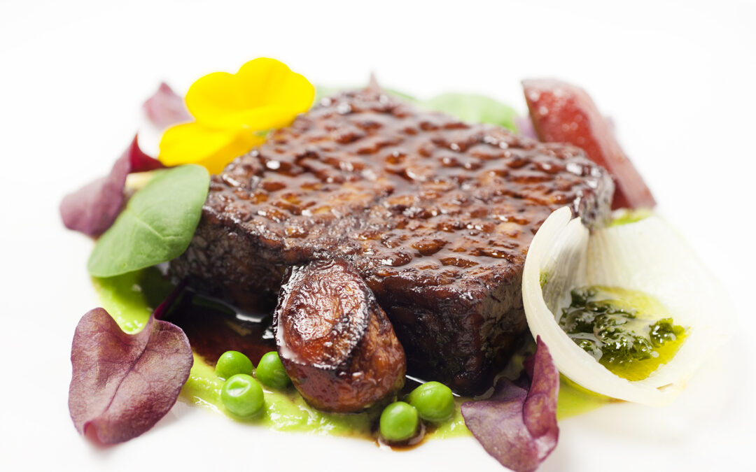 tempeh al marsala, piselli e spinacini novelli