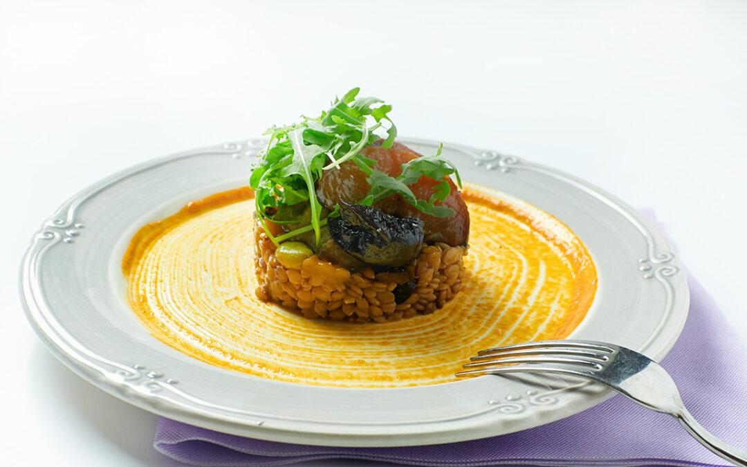 farro monococco con fave, pesche arrostite e prugne