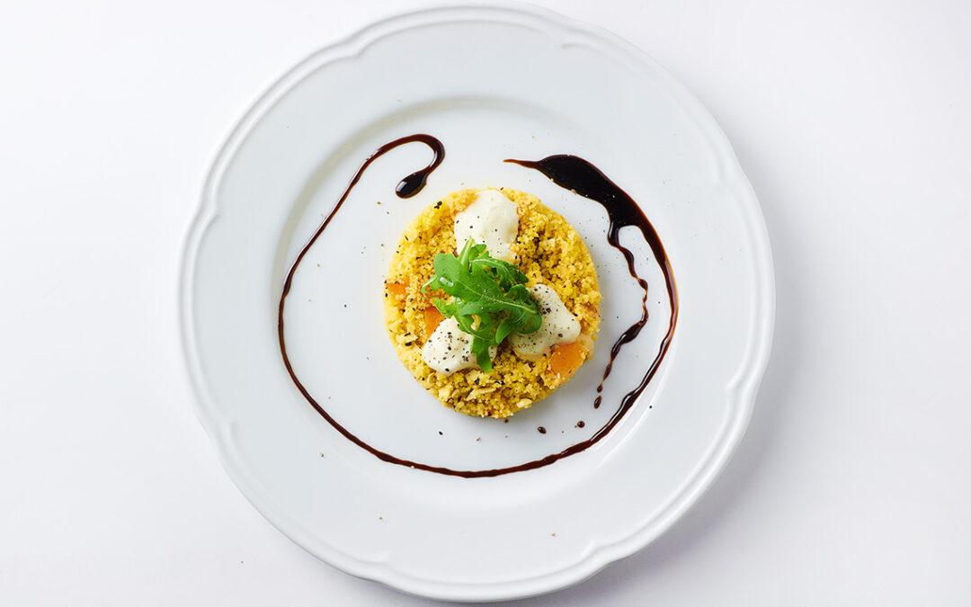 couscous di mais con albicocche arrostite, lupini e rucola