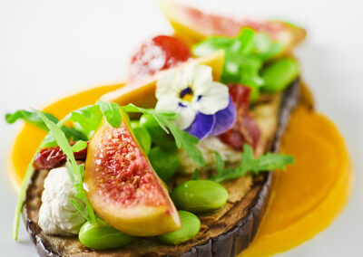 bruschetta-di-melanzana-fichi-mandorle-e-edamame