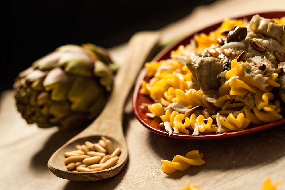 Fusilli di pasta fresca con carciofi, ricotta, olive e pinoli