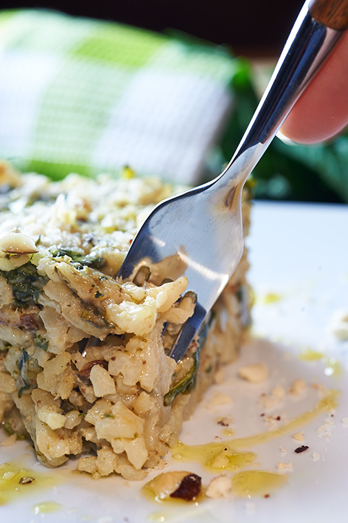 Risotto agli spinaci con sesamo e noci del Brasile