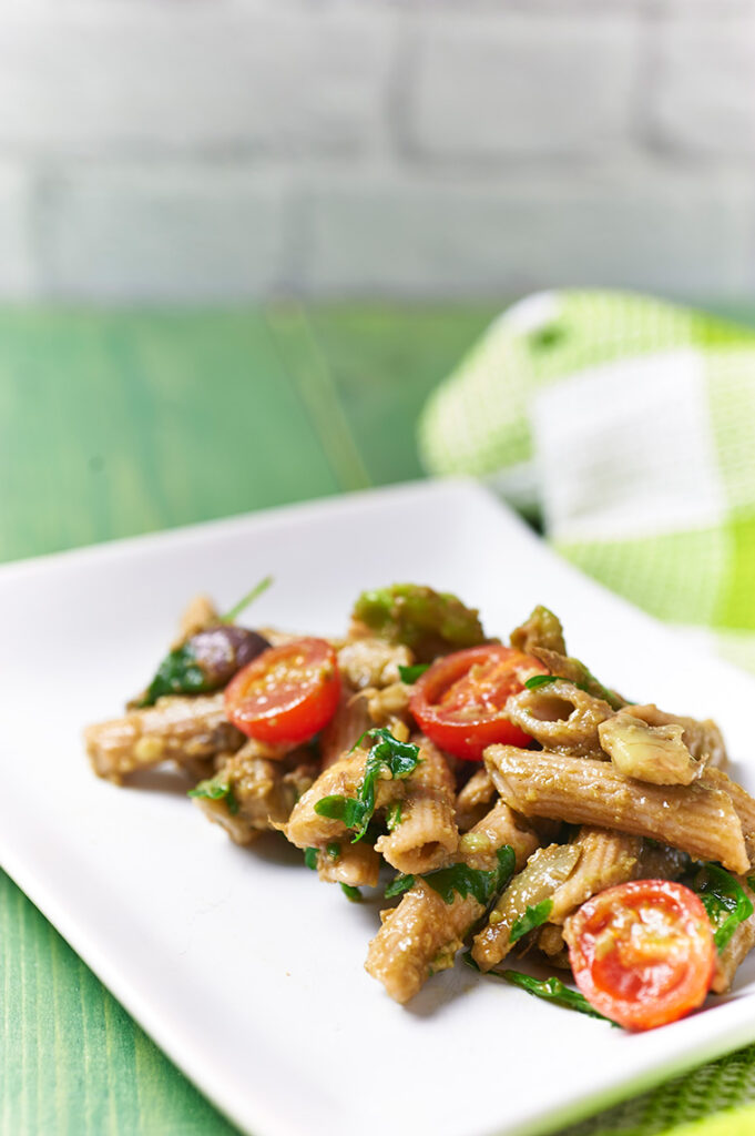 pasta integrale con pomodorini e avocado pasta integrale con pomodorini e avocado