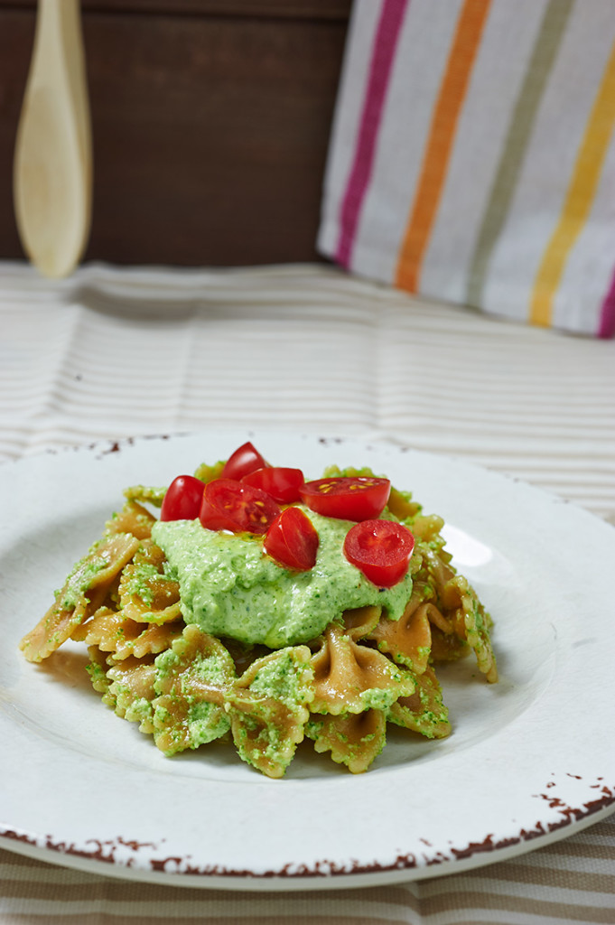 Pasta integrale con pesto di sedano e pomodorini