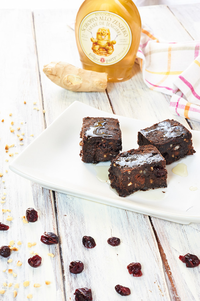 Brownies di fagioli neri e cacao ai cranberries e nocciole