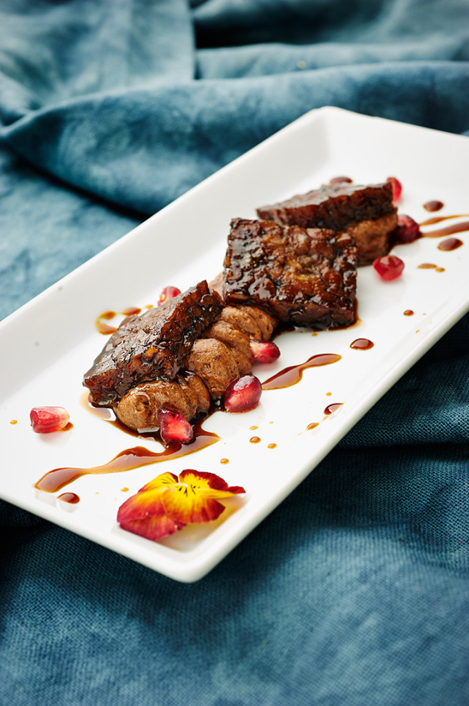 tempeh glassato con mousse fondente
